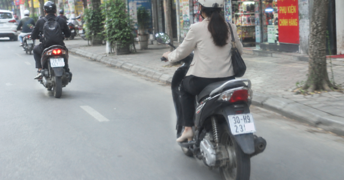 Cán bộ Công an TP Hải Phòng hướng dẫn xử lý trường hợp mất hoặc mờ biển số xe