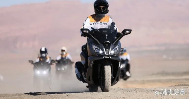 Cyclone RT450 màu tối nhìn từ bên hông