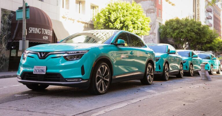 Đội xe VinFast VF 8 phục vụ taxi điện tại Los Angeles