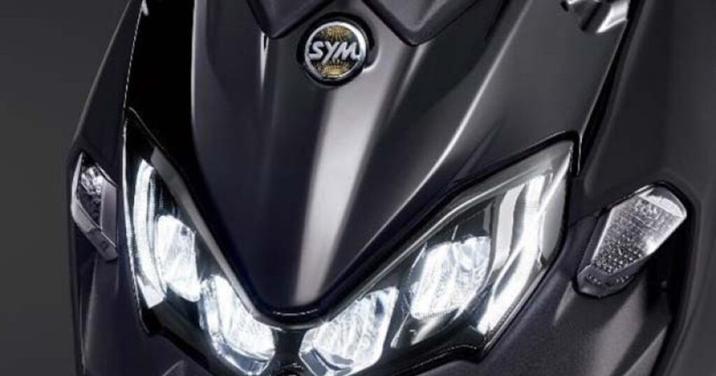 Mẫu maxi-scooter SYM Maxsym TL508 trong không gian giới thiệu xe