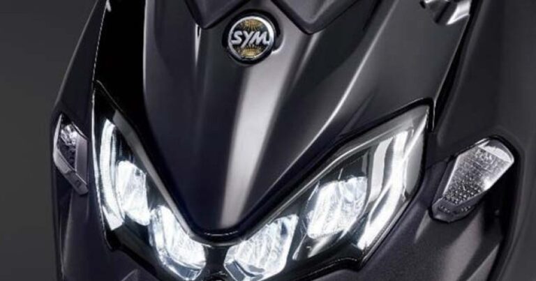 Mẫu maxi-scooter SYM Maxsym TL508 trong không gian giới thiệu xe