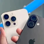 Người dùng cầm iPhone 17 bên cạnh iPhone 15 Pro Max trên bàn