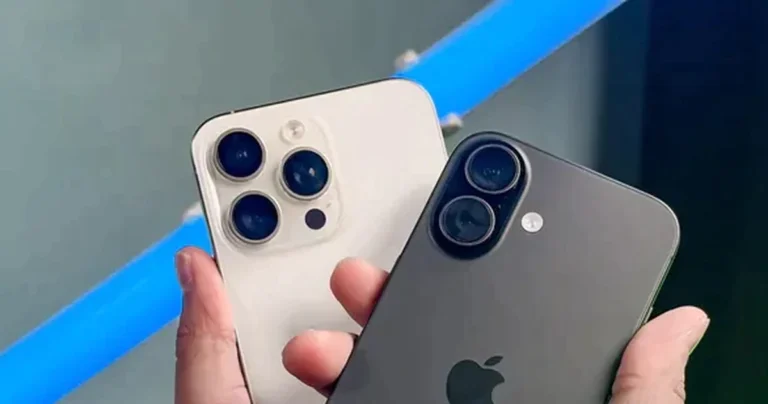Người dùng cầm iPhone 17 bên cạnh iPhone 15 Pro Max trên bàn