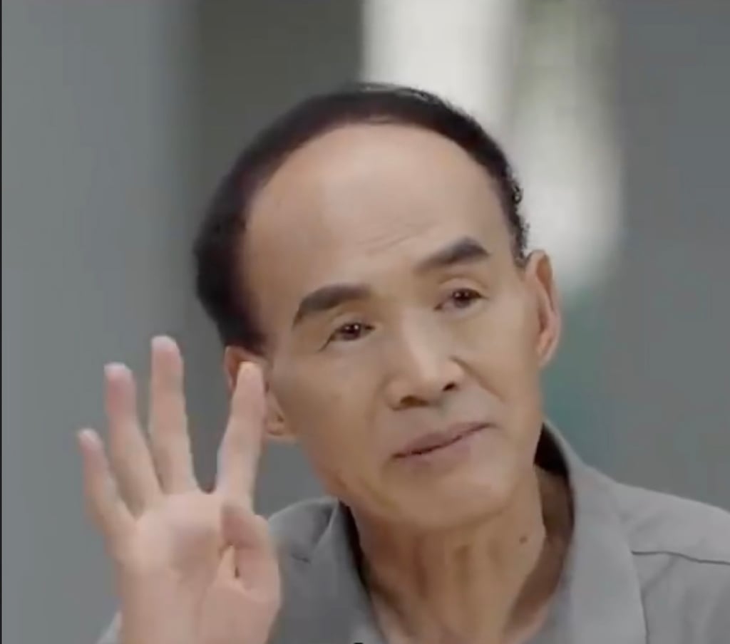 Một người trẻ tận hưởng cuộc sống độc lập trong không gian riêng