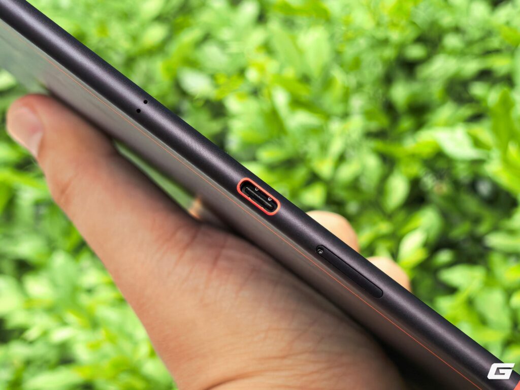 Người dùng viết ghi chú trên màn hình Boox Note Air6 C