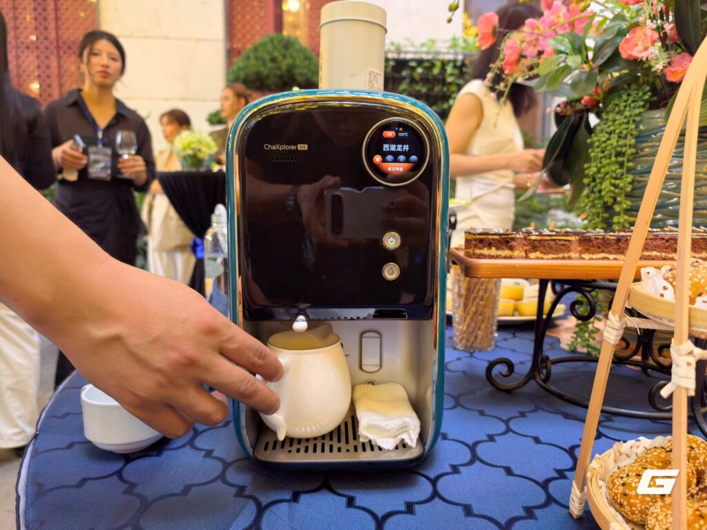 Đại diện ChaXplorer Tiền Bình Phi trả lời phỏng vấn tại sự kiện