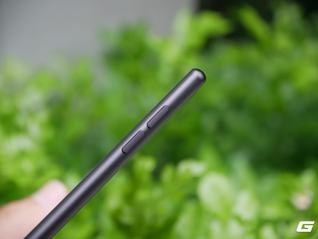 Bút Pen3 đặt cạnh máy cùng các ngòi dự phòng