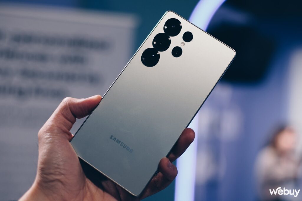 Nhân viên dùng bữa tại nhà ăn của nhà máy Samsung