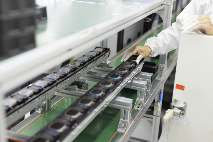 Khu vực trưng bày sản phẩm Apple tại cửa hàng bán lẻ