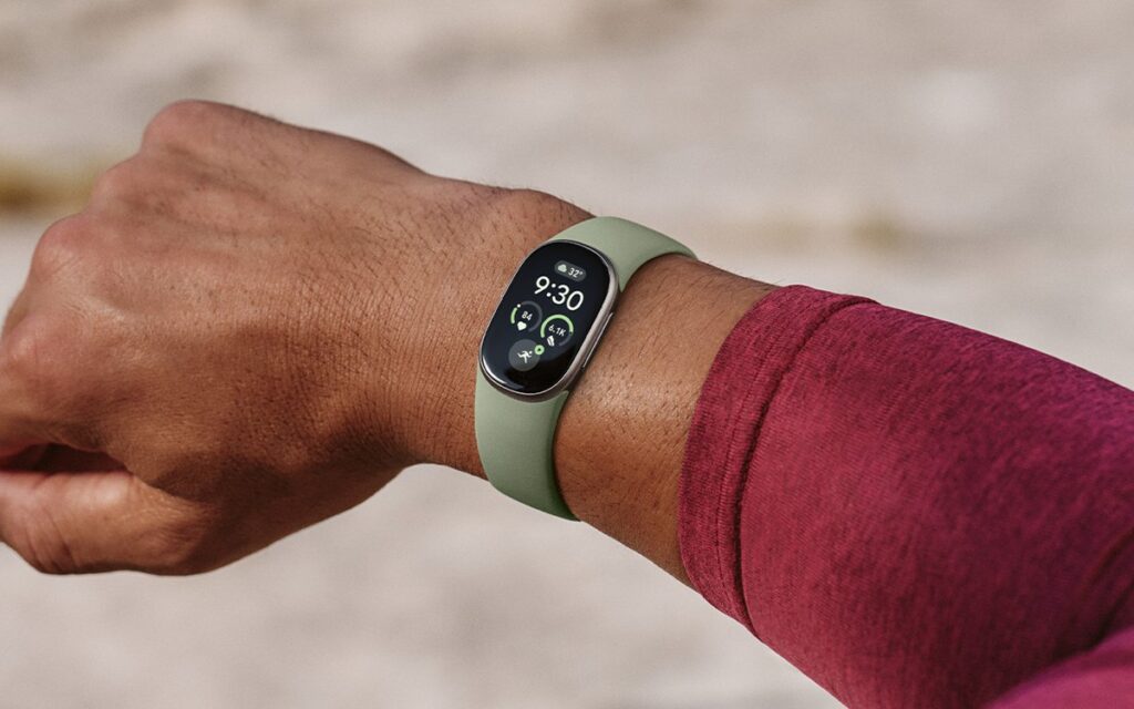 Fitbit Edge với thân nhôm màu đen nhám và dây đeo Obsidian