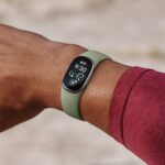 Fitbit Edge với thân nhôm màu đen nhám và dây đeo Obsidian
