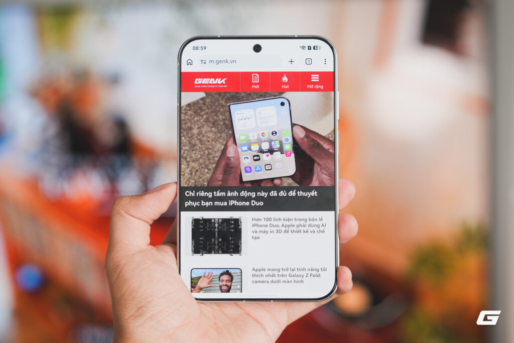 Huawei Pura X View đặt cạnh hộp sản phẩm