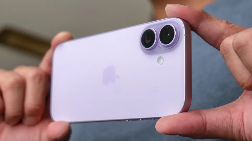 Hai mẫu iPhone được đặt cạnh nhau để so sánh kích thước