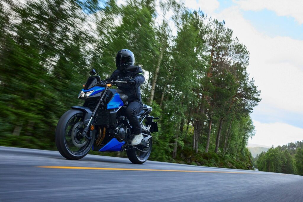 Honda CB750 Hornet nhìn ngang với kiểu dáng đường phố hầm hố
