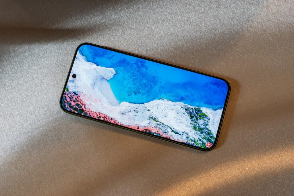 vivo V80 Lite 5G được sử dụng ngoài trời trong điều kiện ánh sáng cao