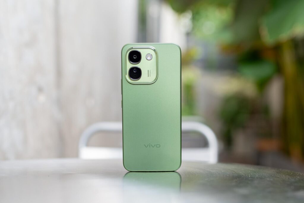 Điện thoại vivo V80 Lite 5G cùng các phụ kiện được sạc ngược
