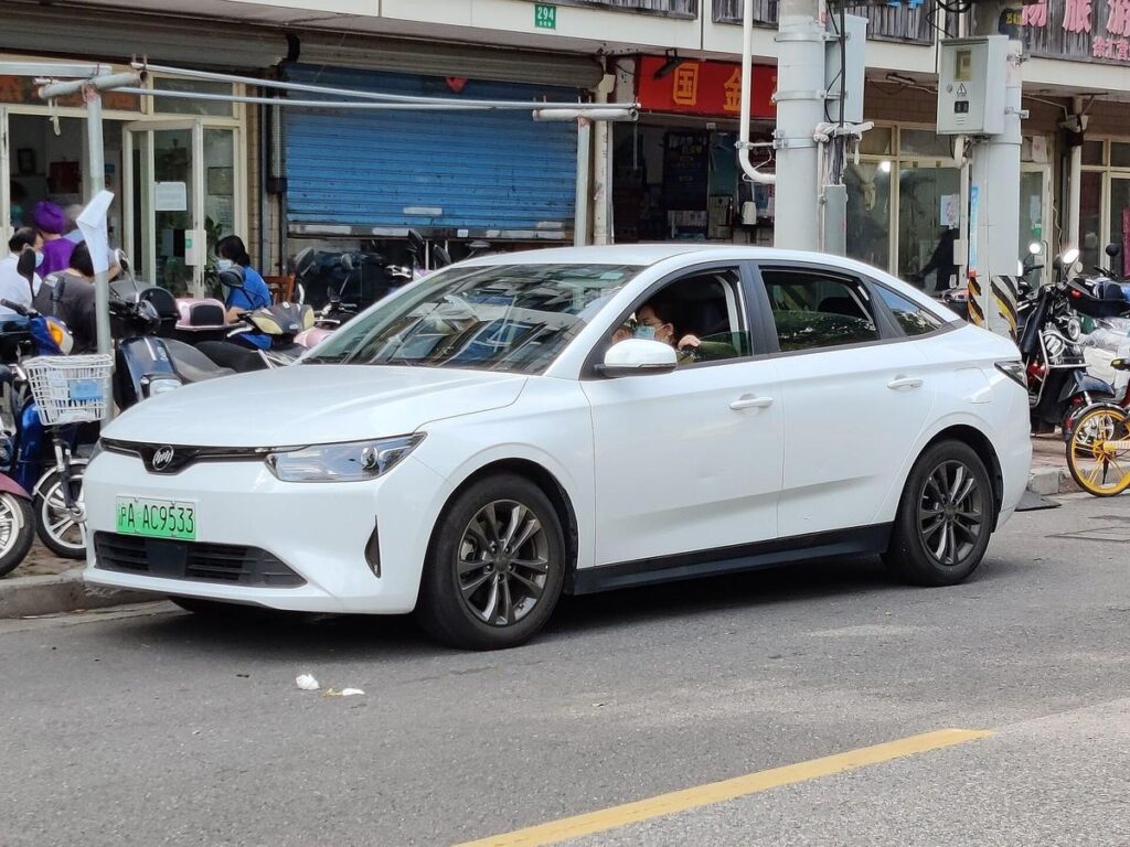 Biểu đồ so sánh giá niêm yết và giá đấu giá của WM Motor E.5
