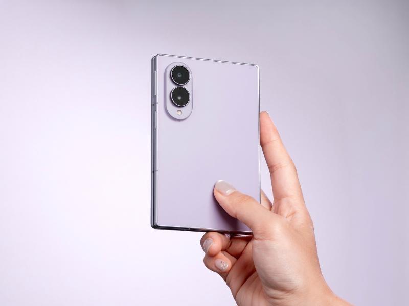 Nhân viên cửa hàng hỗ trợ chuyển dữ liệu sang Galaxy Z Fold8