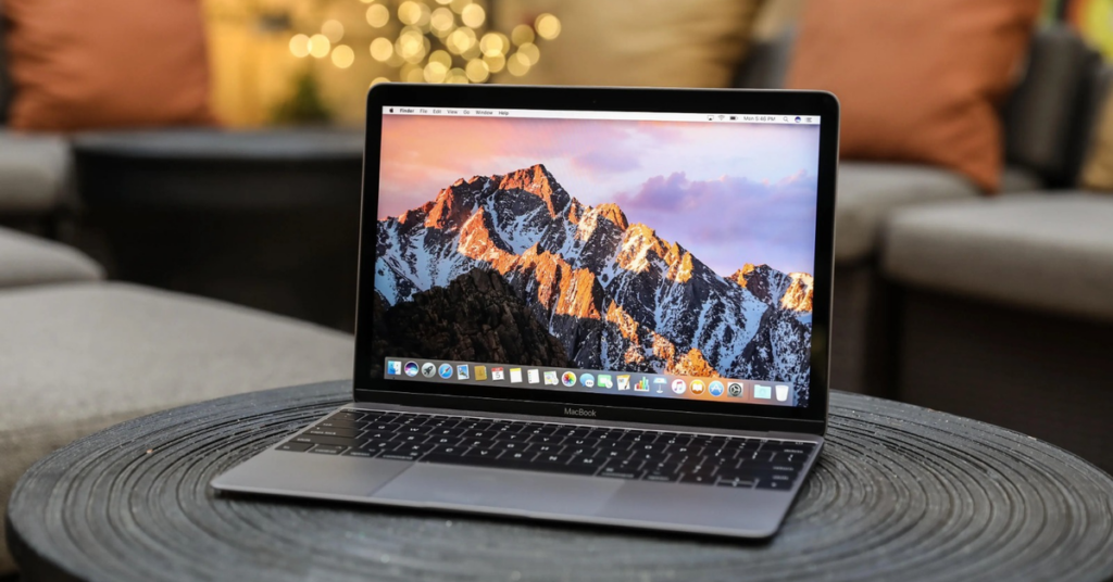 MacBook 12 inch 2017 đặt cạnh MacBook Air để so sánh kích thước