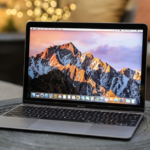 MacBook 12 inch 2017 đặt cạnh MacBook Air để so sánh kích thước