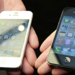 iPhone 4S màu đen và trắng với thiết kế kính, khung thép không gỉ