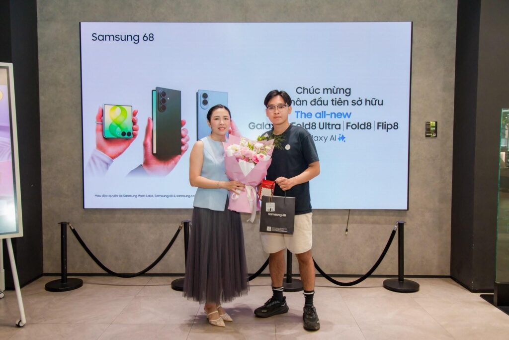 Galaxy Z Fold8 hiển thị ở trạng thái gập và mở