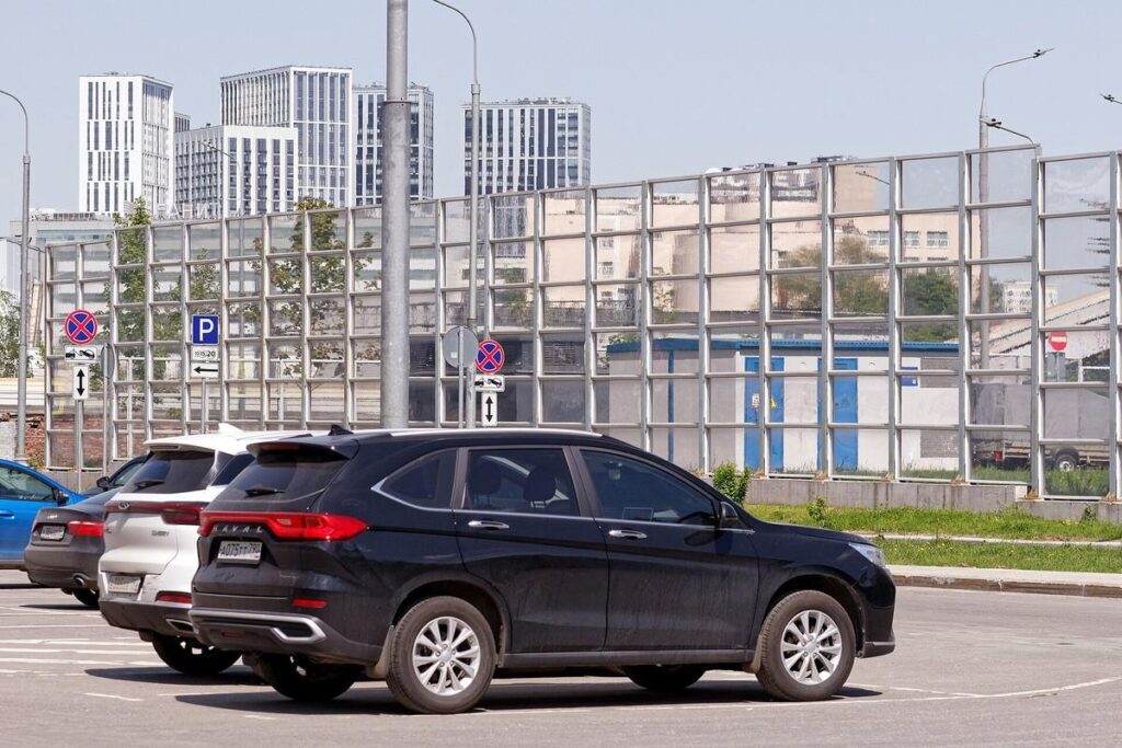 Mẫu SUV gầm cao đỗ trên tuyến đường có địa hình gồ ghề