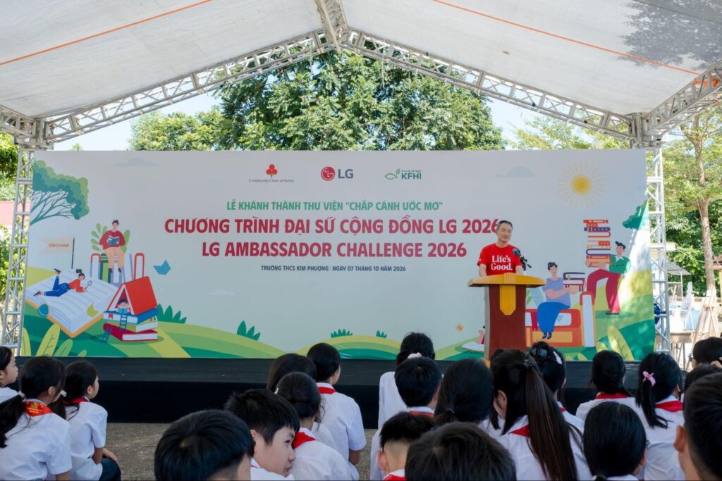 Học sinh tham quan không gian thư viện sau lễ khánh thành