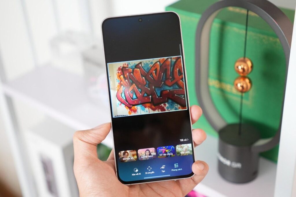 Cụm ba camera sau của Galaxy S26 FE với các tiêu cự khác nhau