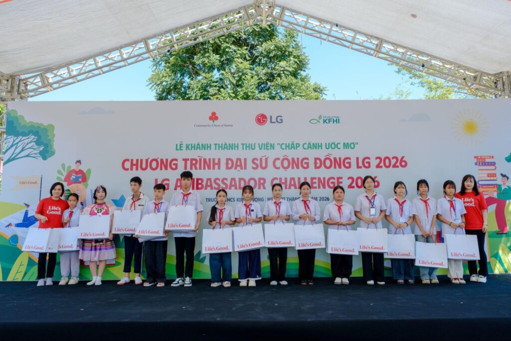 Các tác phẩm trong cuộc thi vẽ Chắp cánh Ước mơ được trưng bày
