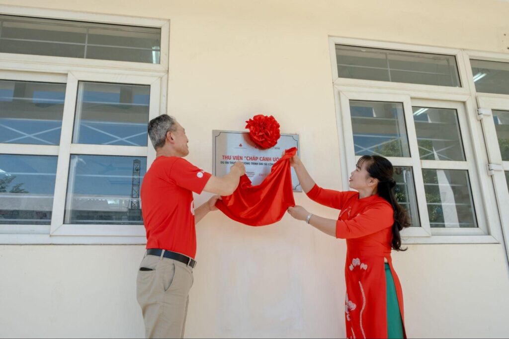 Đại diện LG trao quà cho học sinh có hoàn cảnh khó khăn