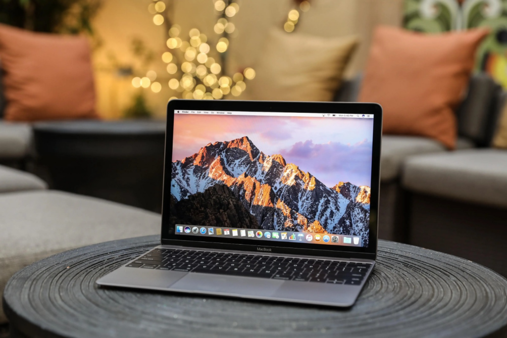 iPad thế hệ 6 với màn hình 9,7 inch
