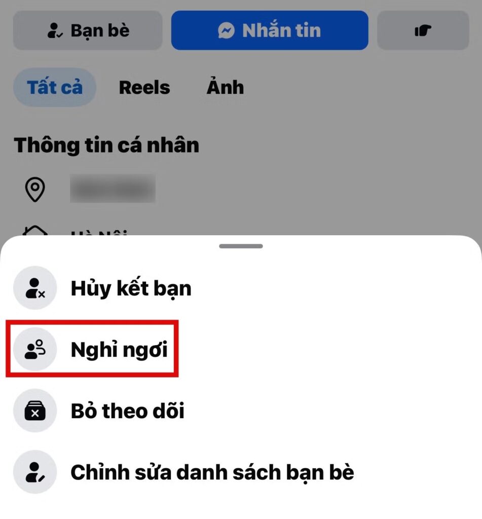 Người dùng xem Bảng tin Facebook trên thiết bị di động