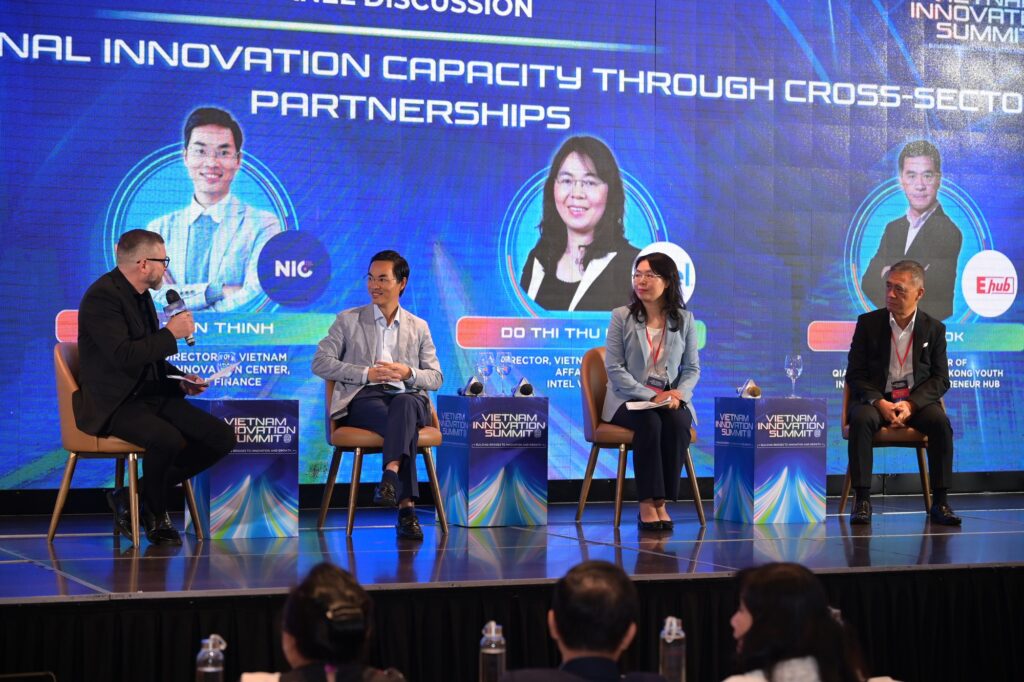 Các đại biểu trao đổi tại không gian sự kiện VIS 2026