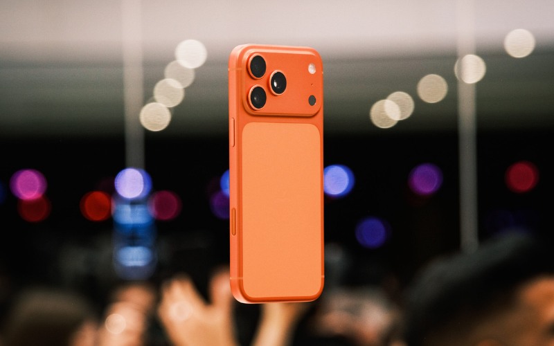 Màn hình iPhone 17 Pro Max hiển thị giao diện hệ điều hành