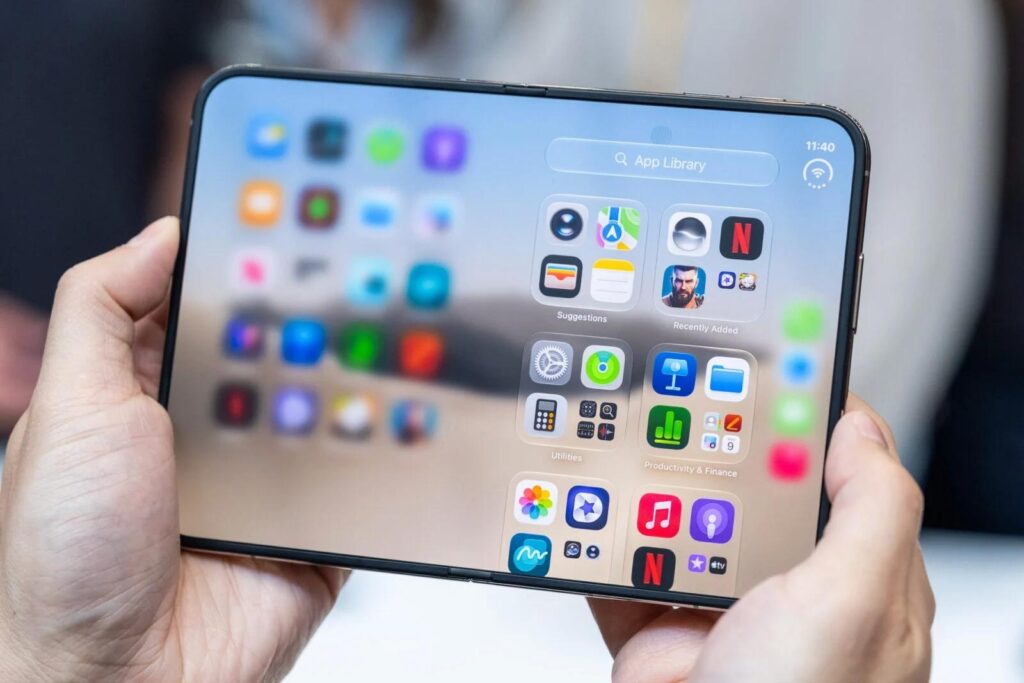 Giao diện iOS 27 hiển thị nhiều ứng dụng trên màn hình gập