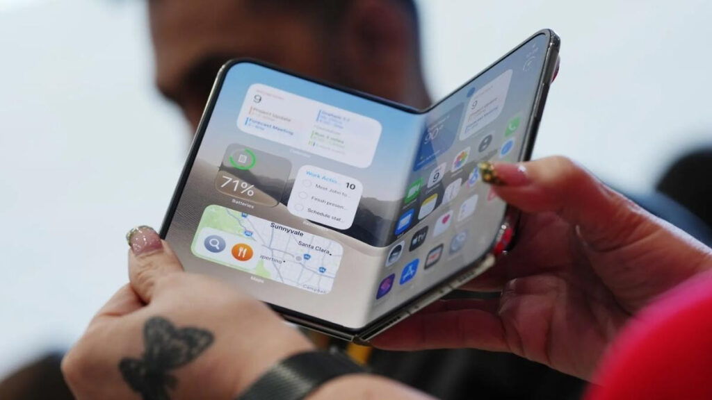 Màn hình ngoài 5,4 inch của iPhone Duo khi gập
