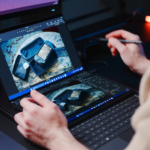 ASUS Zenbook DUO 2026 mở hai màn hình trên bàn làm việc