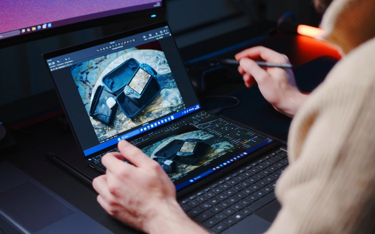 ASUS Zenbook DUO 2026 mở hai màn hình trên bàn làm việc