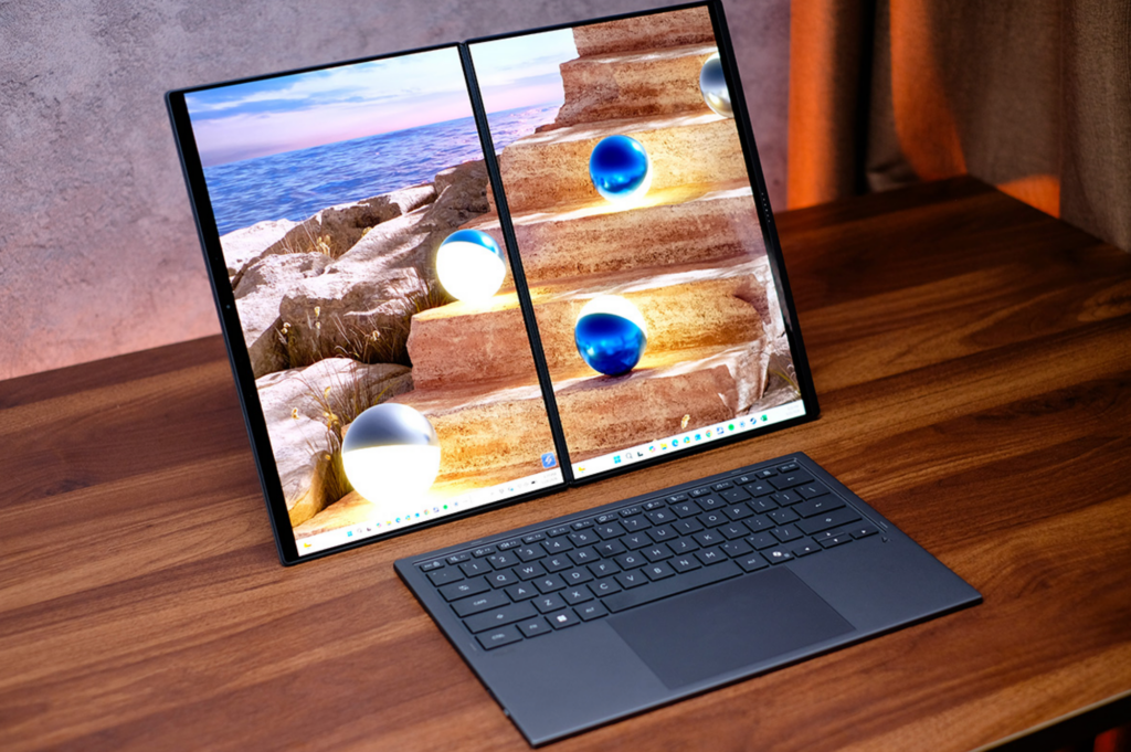 Người dùng thao tác trên màn hình cảm ứng của laptop