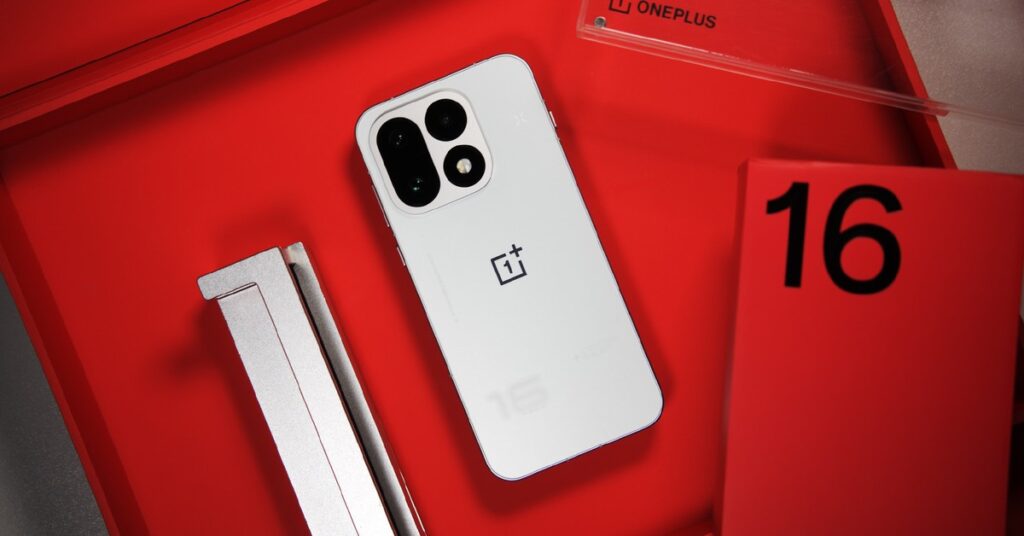 OnePlus 16 với thiết kế mặt lưng và cụm camera sau