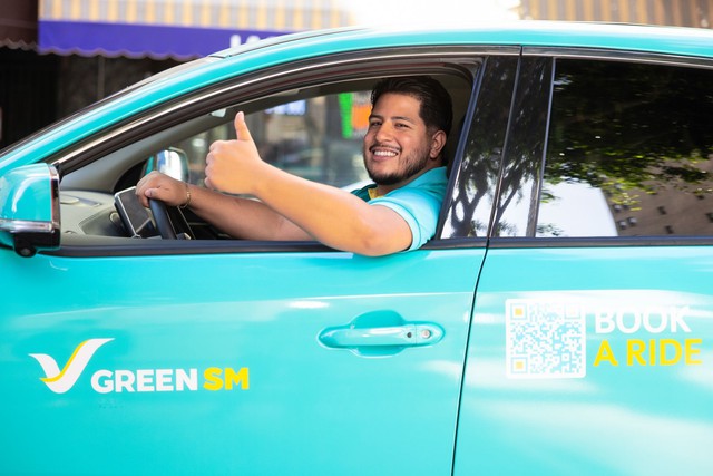 Hành khách sử dụng dịch vụ taxi điện Green SM
