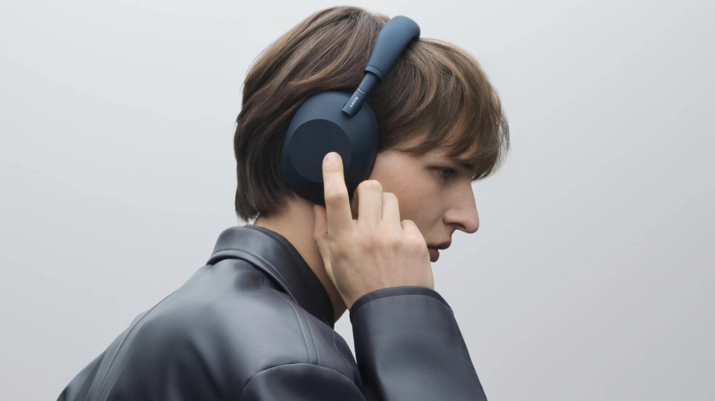 Tai nghe Sony WH-1000XM6 bên cạnh máy tính dùng cho cuộc họp trực tuyến