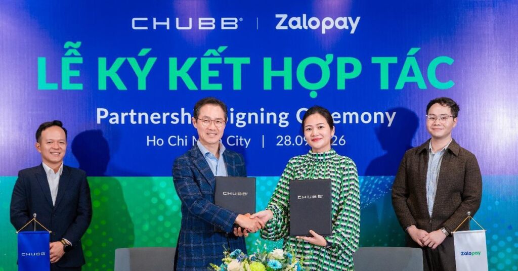 Đại diện Chubb Life Việt Nam và Zalopay trao thỏa thuận hợp tác