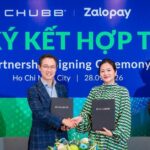 Đại diện Chubb Life Việt Nam và Zalopay trao thỏa thuận hợp tác
