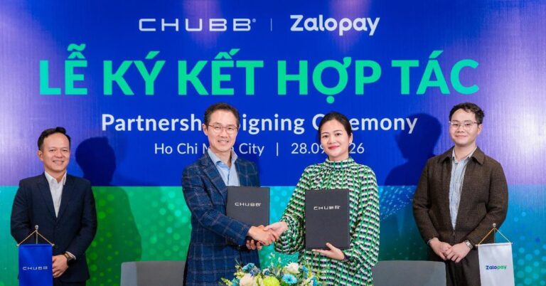 Đại diện Chubb Life Việt Nam và Zalopay trao thỏa thuận hợp tác