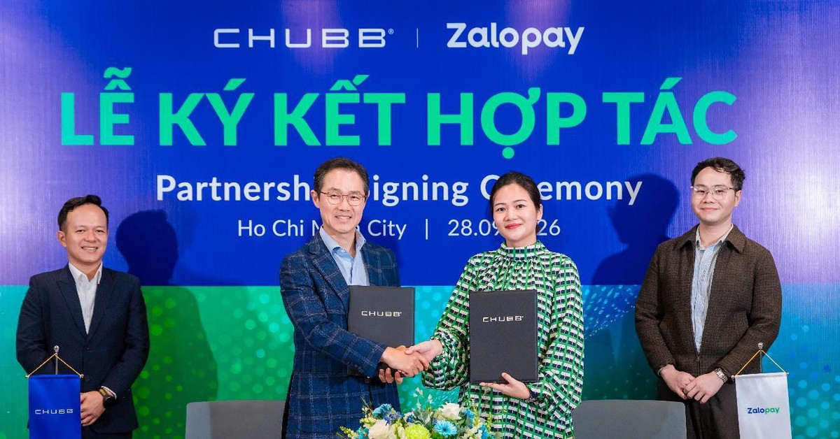 Đại diện Chubb Life Việt Nam và Zalopay trao thỏa thuận hợp tác