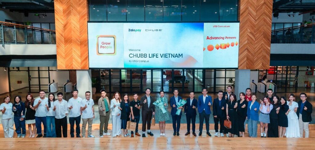 Minh họa việc tìm hiểu bảo hiểm trên ứng dụng thanh toán điện tử