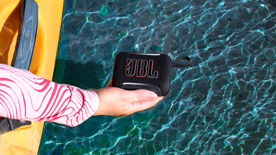 JBL Go 5 được sử dụng trong một buổi picnic ngoài trời