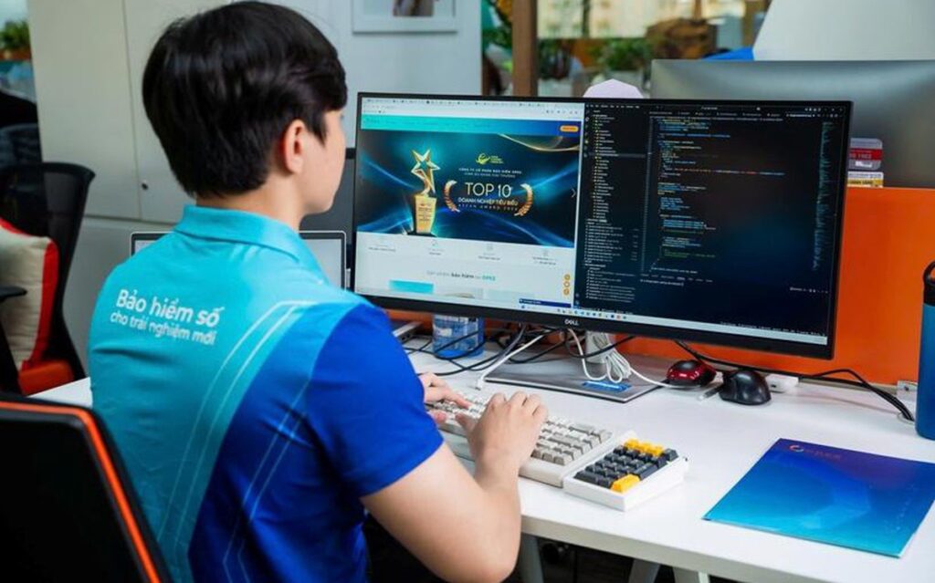 Khách hàng thao tác gửi yêu cầu bồi thường bảo hiểm trên điện thoại